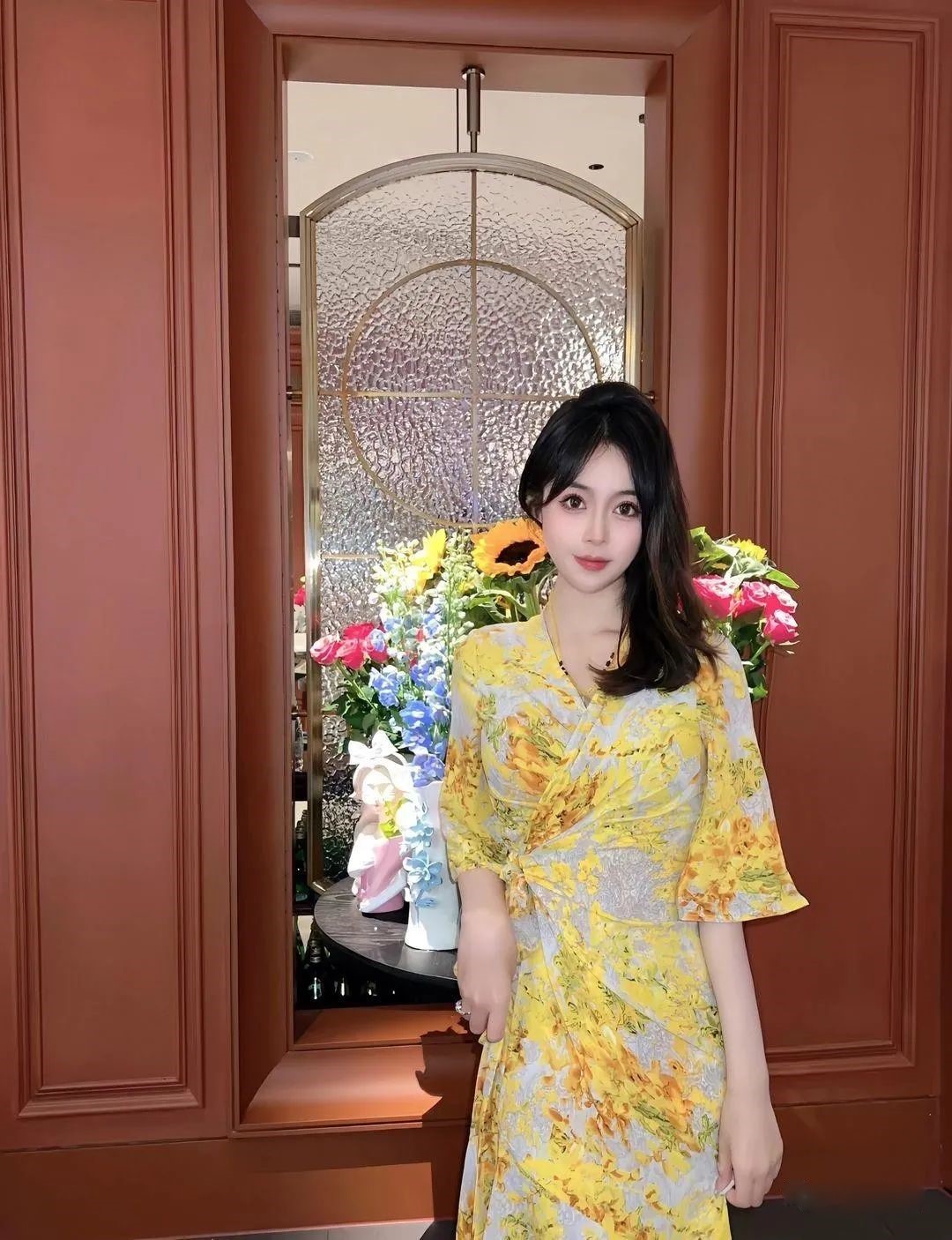 某音爆火的黄色战袍赢麻了