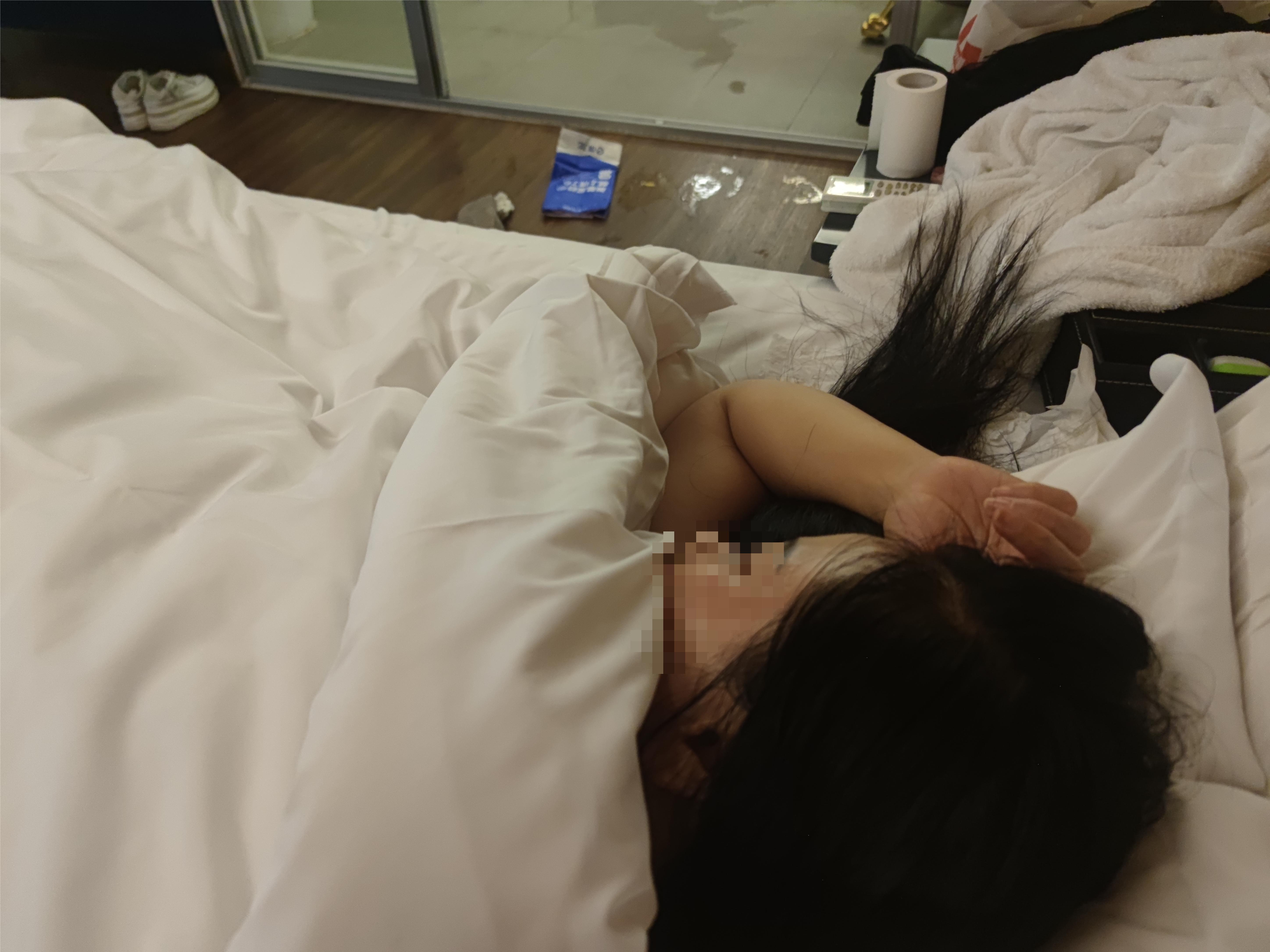 开房偷拍老婆，情趣挡不住，叫床太销魂