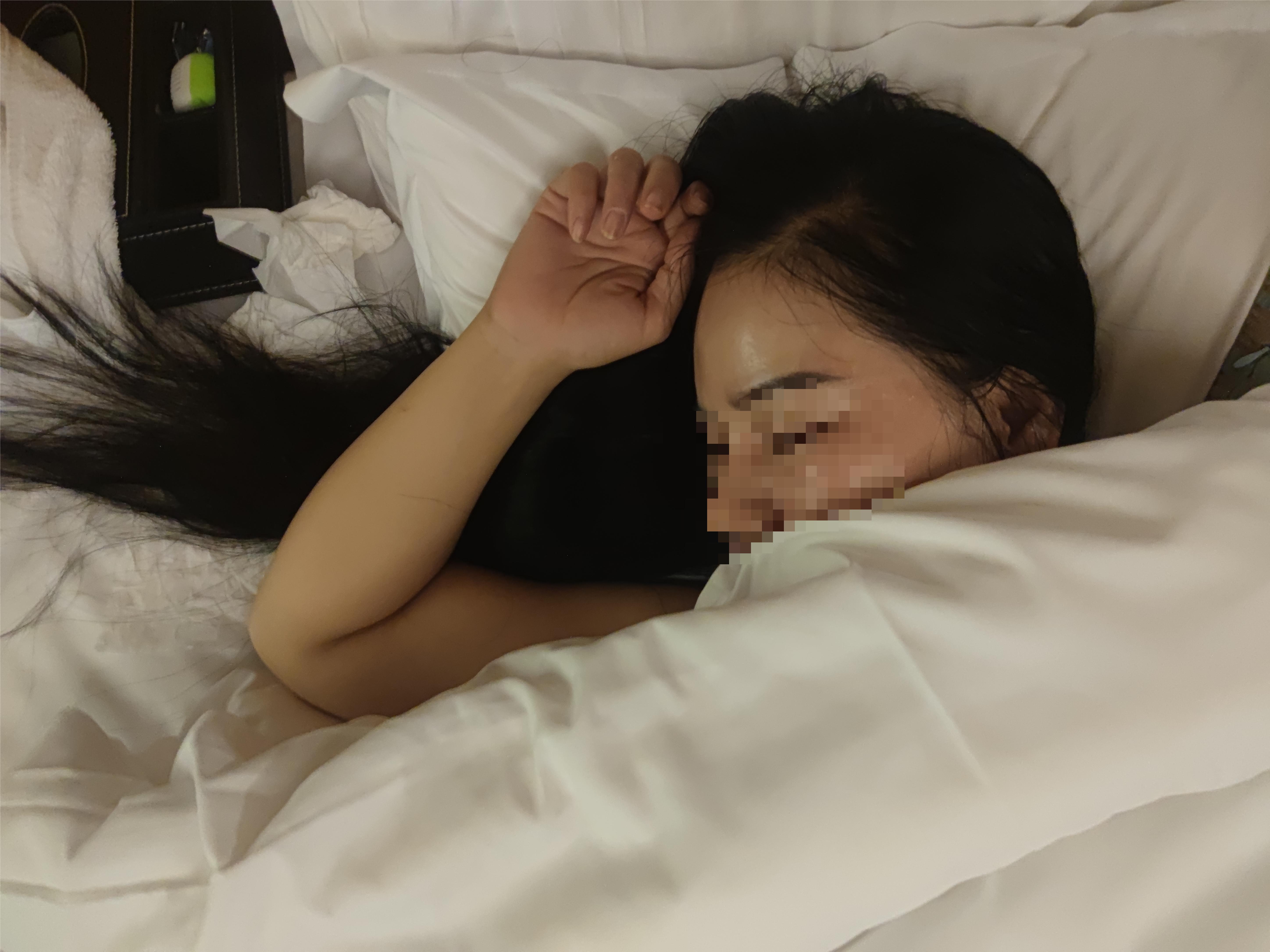 开房偷拍老婆，情趣挡不住，叫床太销魂