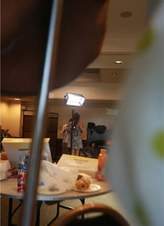 少女洗澡后全裸在家，遭无人机拍照