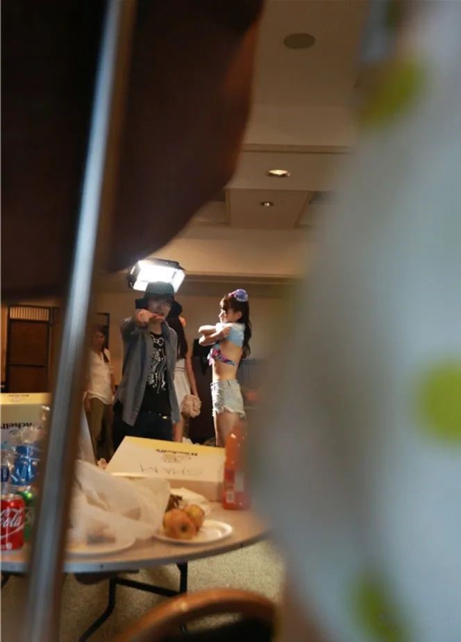 少女洗澡后全裸在家，遭无人机拍照