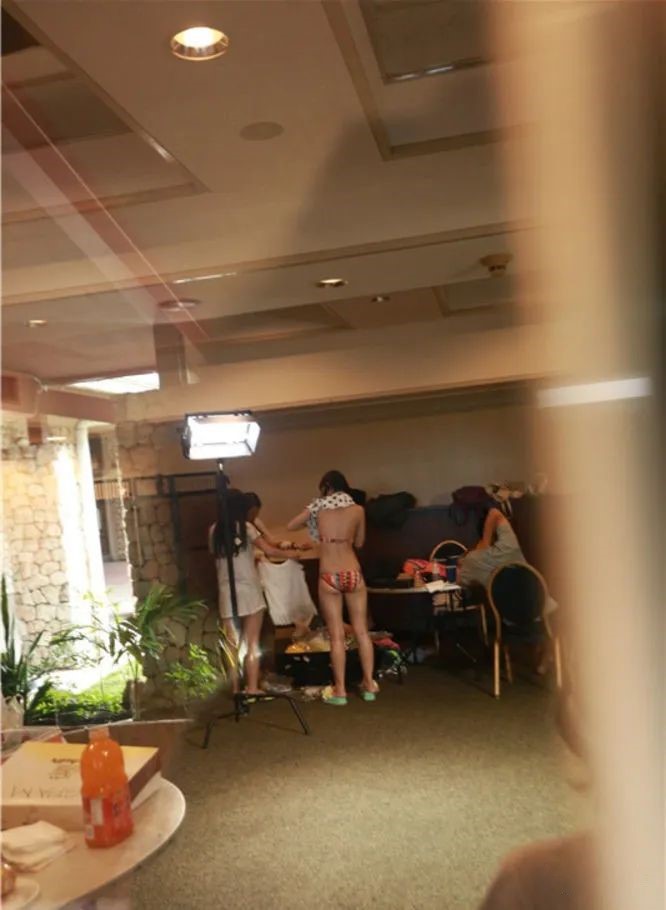 少女洗澡后全裸在家，遭无人机拍照