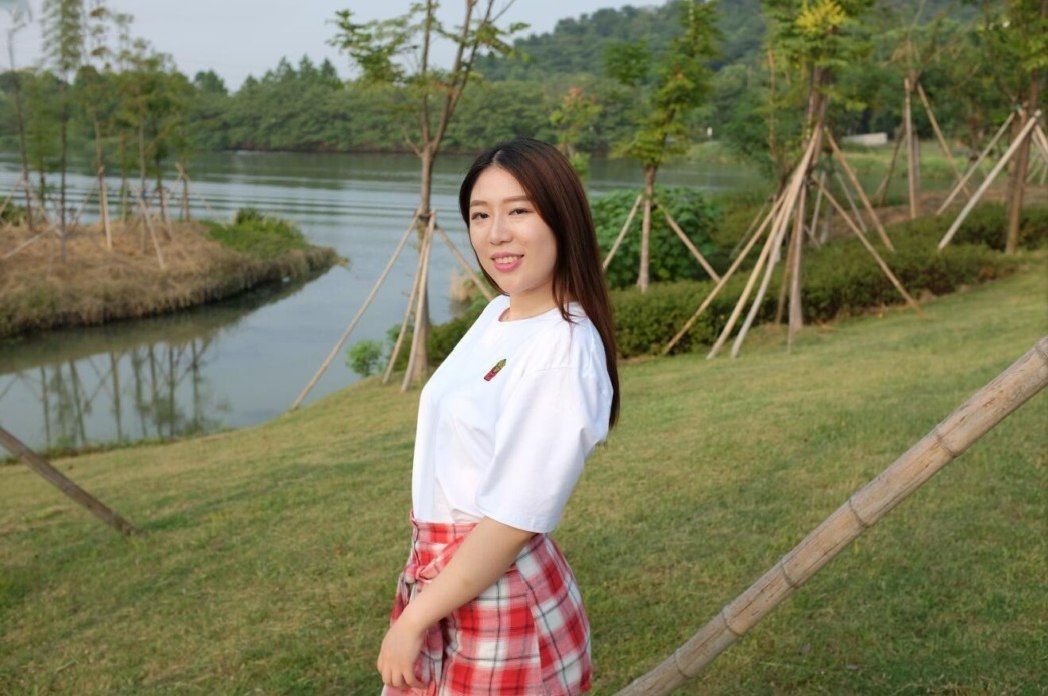 丰乳肥臀的女神野外露出