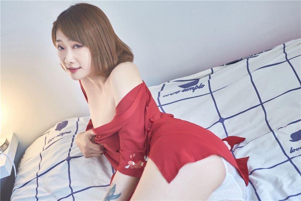 红衣妹子甜美诱人