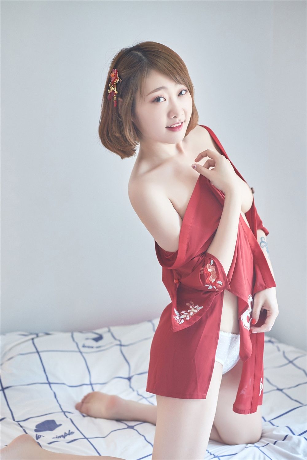 红衣妹子甜美诱人