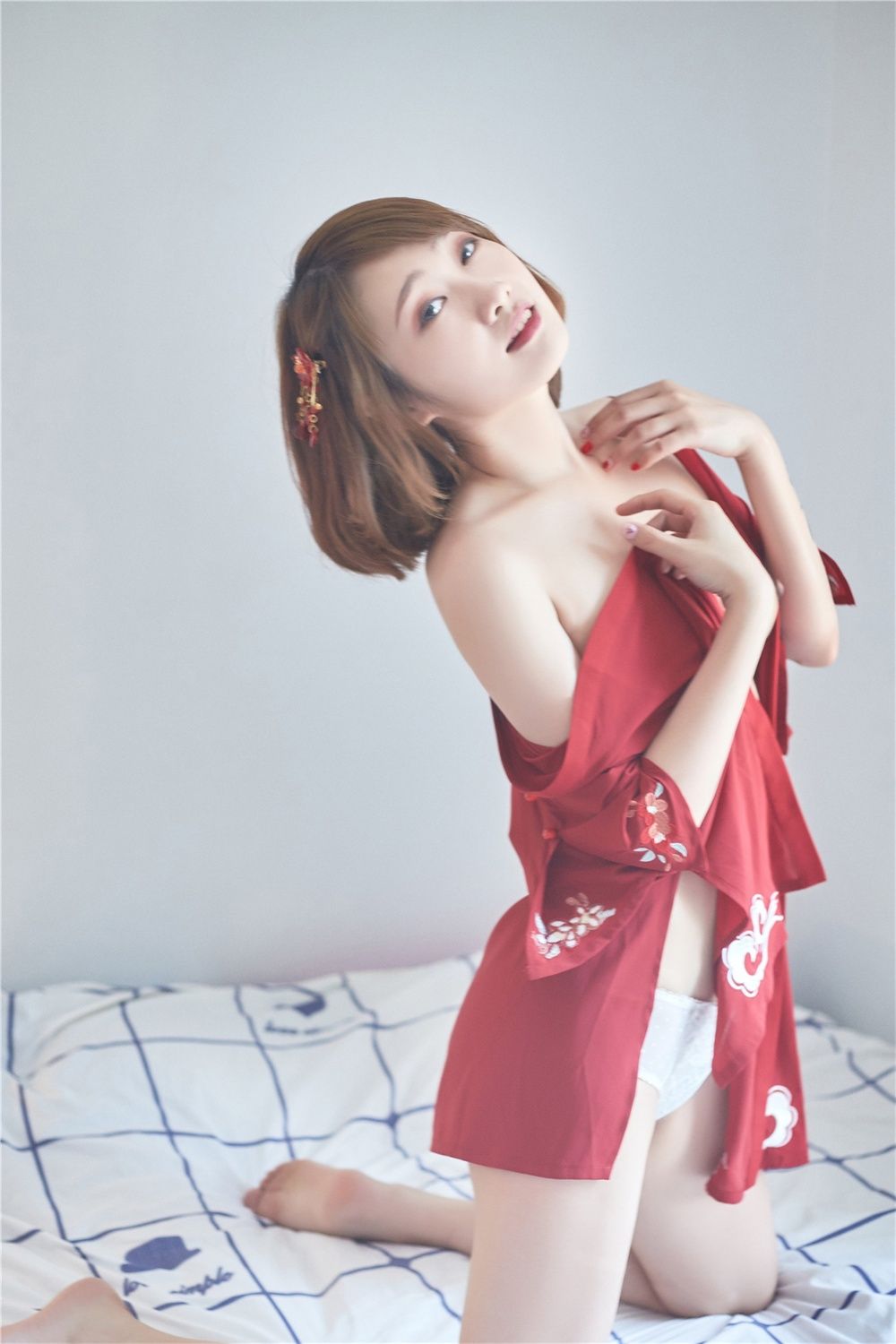 红衣妹子甜美诱人