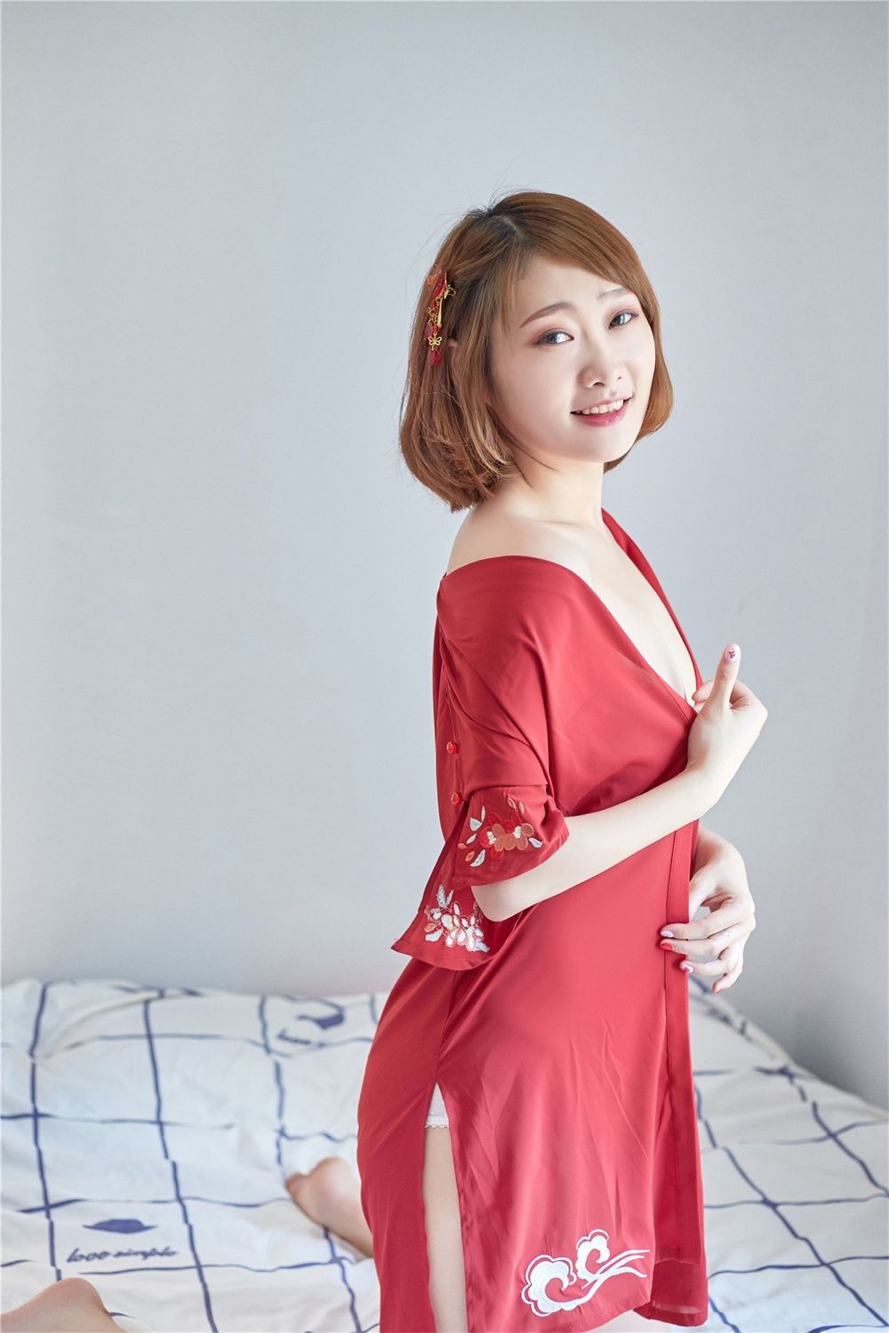 红衣妹子甜美诱人