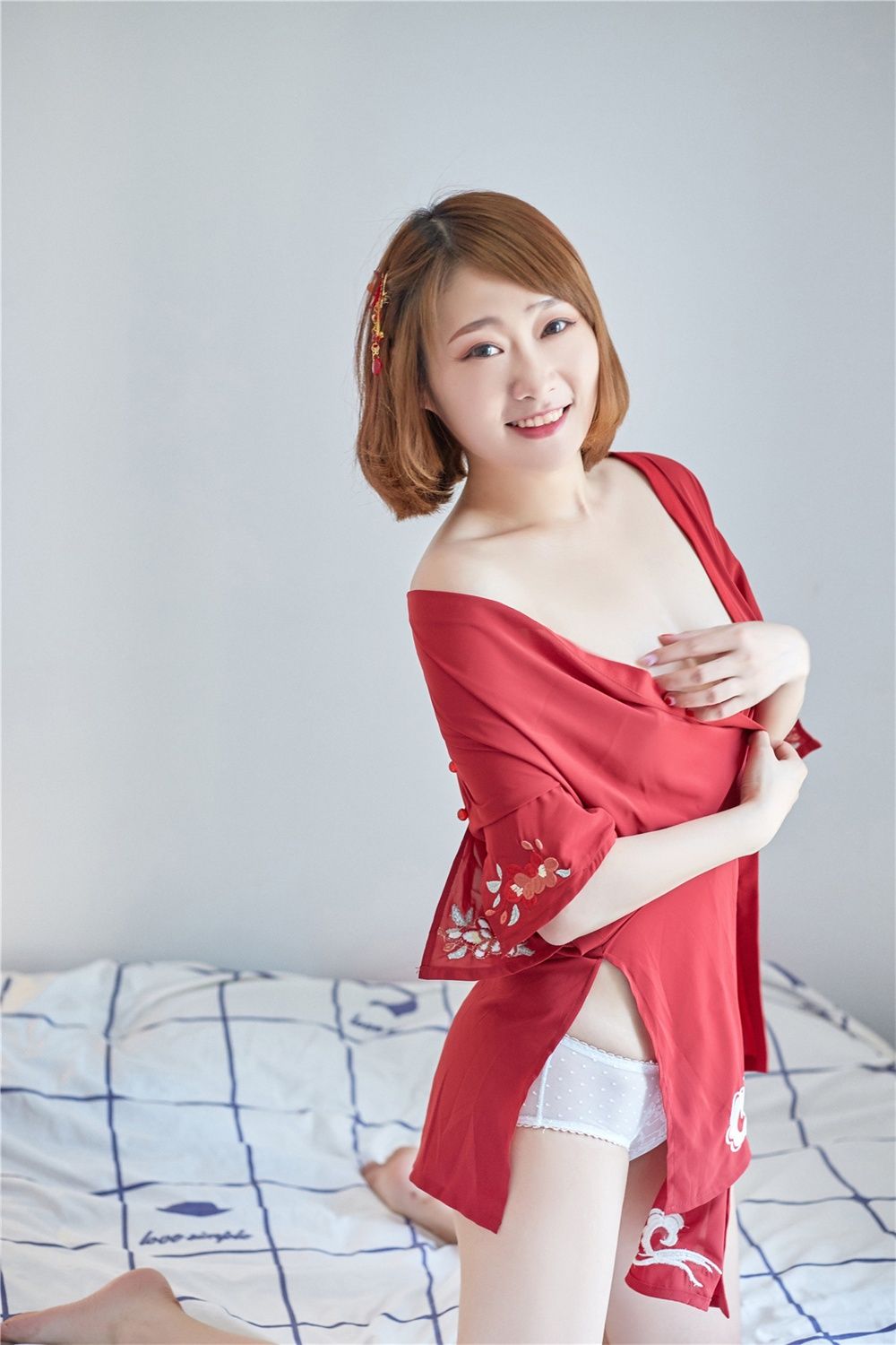 红衣妹子甜美诱人