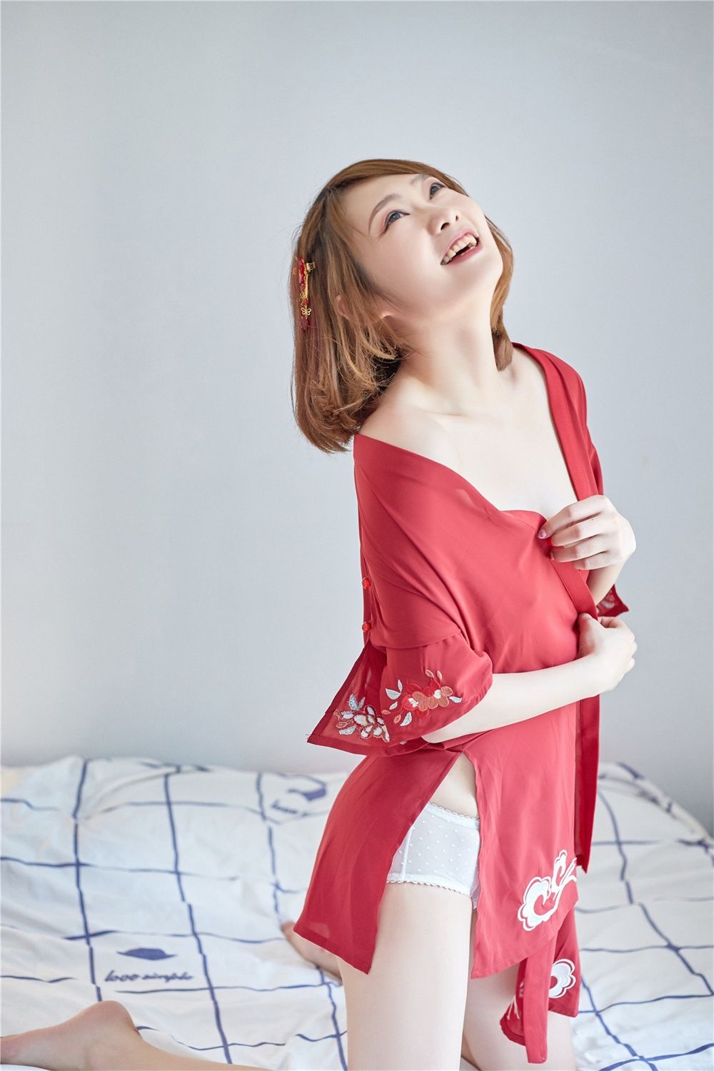 红衣妹子甜美诱人