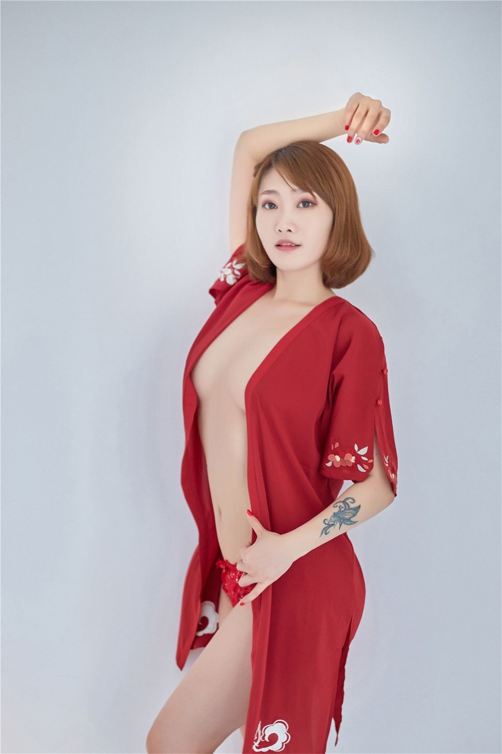 红衣妹子甜美诱人