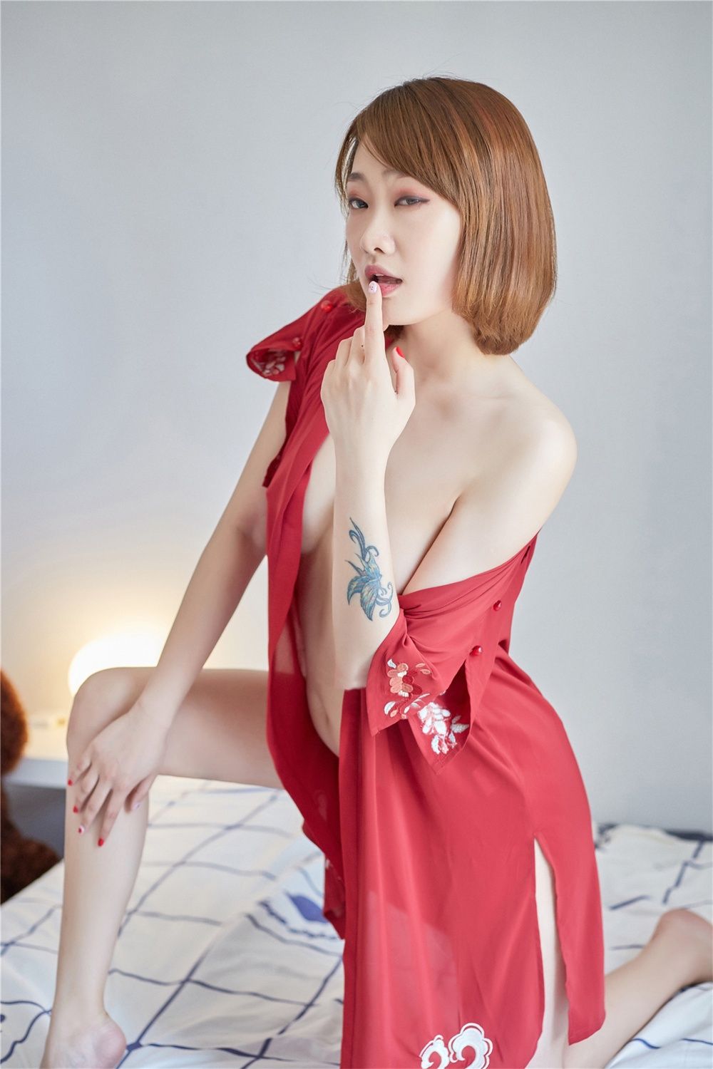 红衣妹子甜美诱人