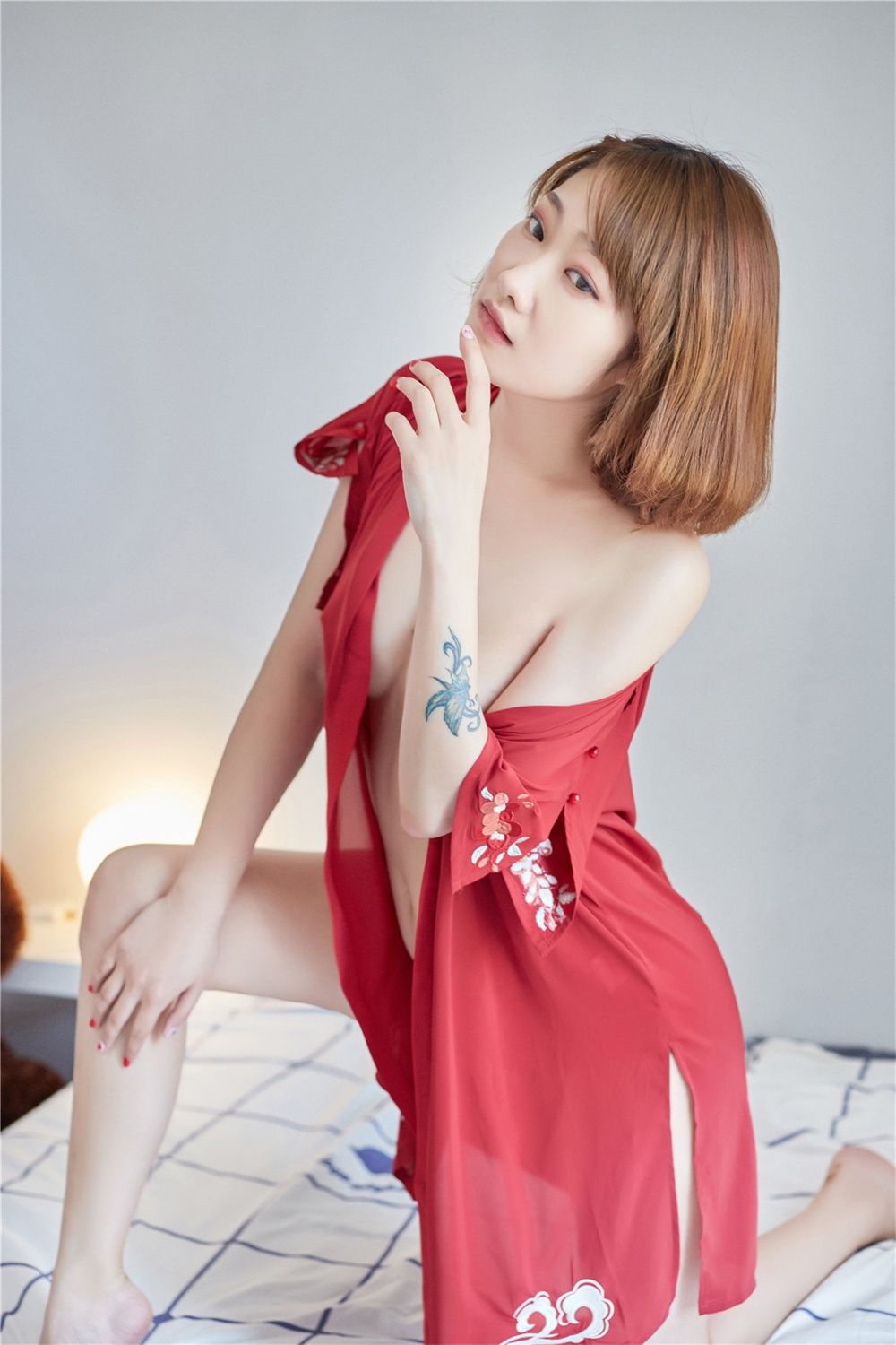 红衣妹子甜美诱人