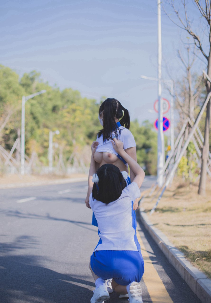 两美女大胆大学露拍
