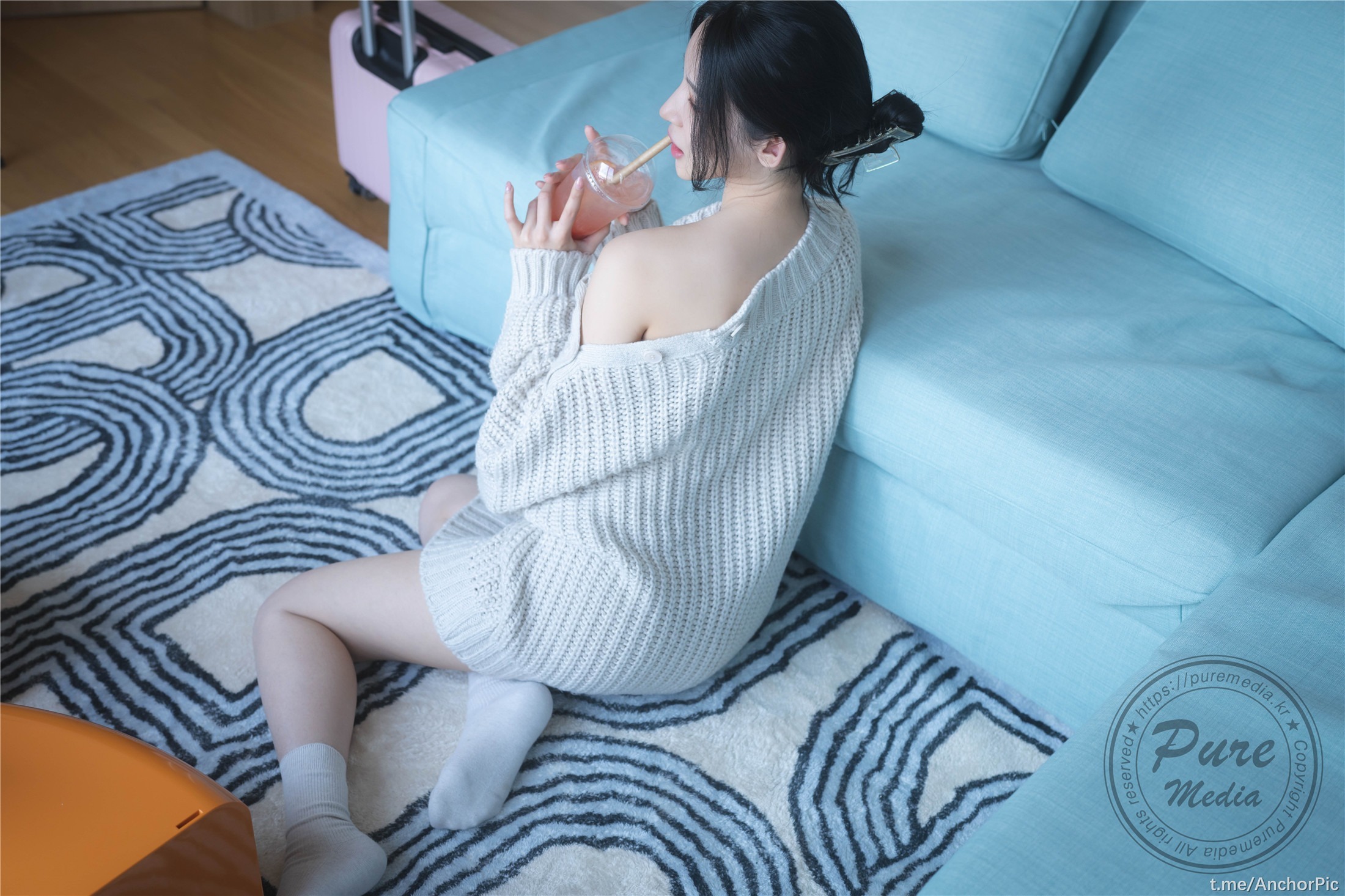 与女神合租吃奶油派