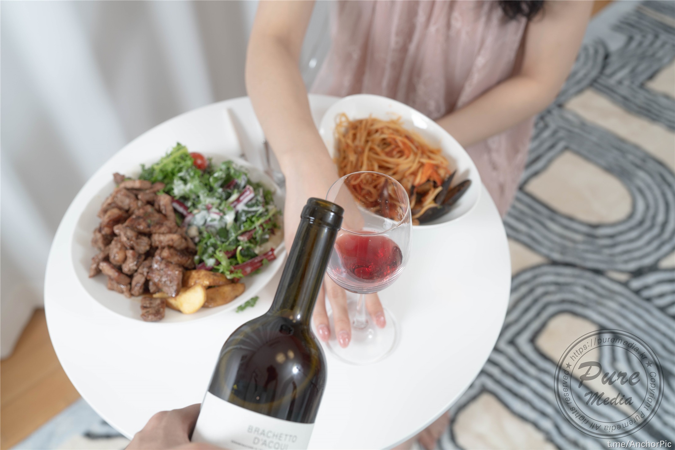 与女神合租吃奶油派