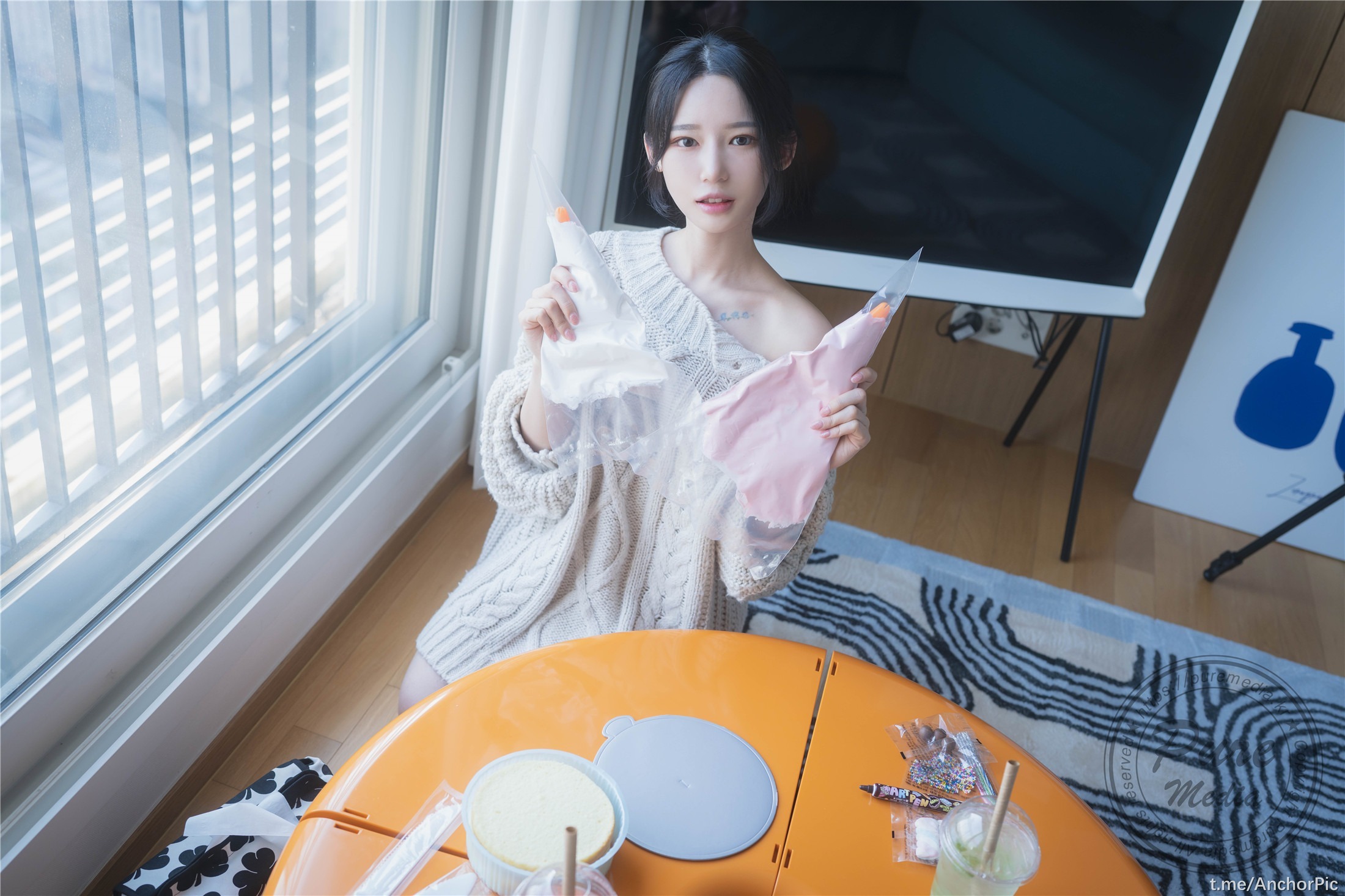 与女神合租吃奶油派