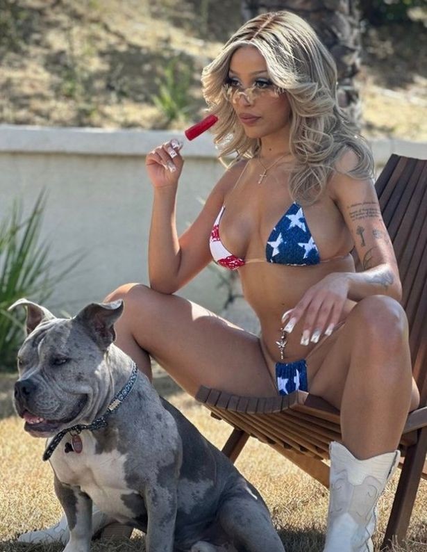 女歌手晒比基尼辣照:拉开热裤拉链释放性感