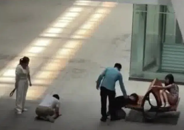 男子性侵少女被当众鞭打？！