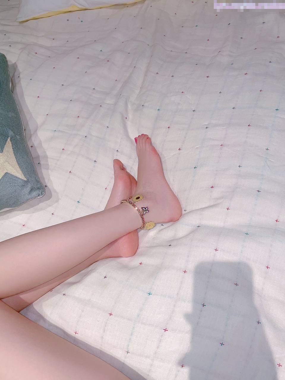 单男都是陌生人，绿王八就这样看着我被七个人一起操 漂亮的小娇妻被单男连续轮流着输出