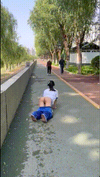 超级大胆的小林跑去体育生教室窗口尿尿 真空出门新体验 超刺激户外露出