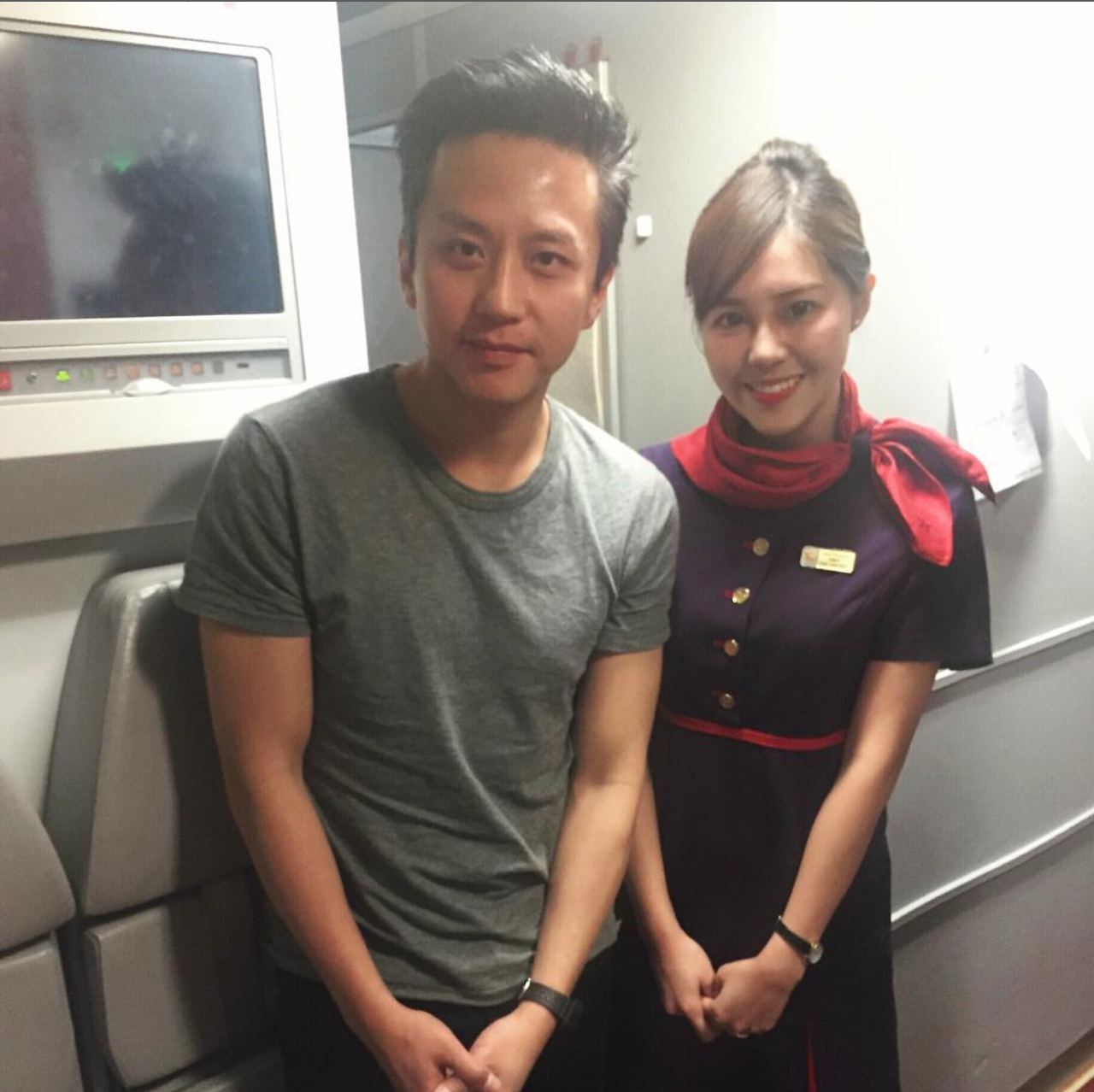 人气网红明星「张嘉欣」不雅片外流，巨胸撑爆白蕾丝、张口舔冰，影片售卖竟高达 31 万