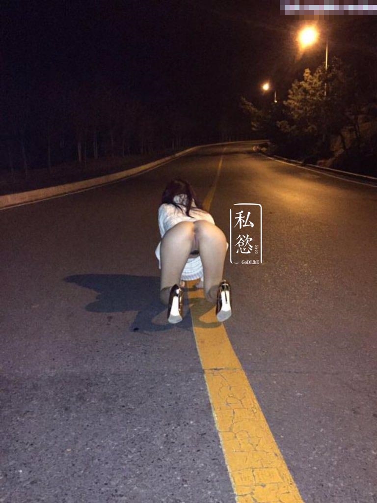 超级大胆的小林跑去体育生教室窗口尿尿 真空出门新体验 超刺激户外露出