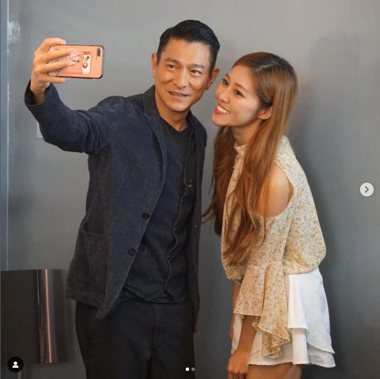 人气网红明星「张嘉欣」不雅片外流，巨胸撑爆白蕾丝、张口舔冰，影片售卖竟高达 31 万