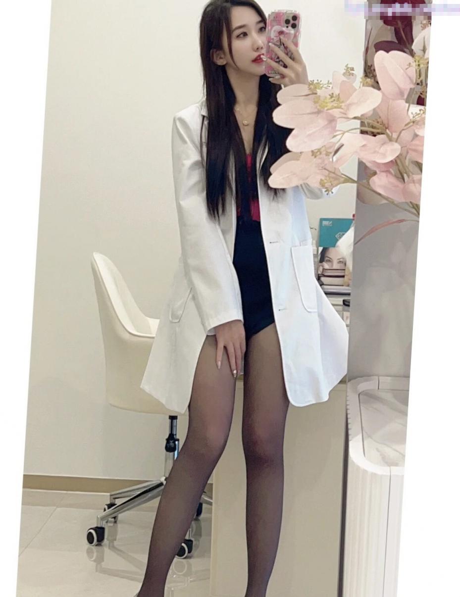 白色长筒袜与白虎嫩穴极致享受 淫荡的本性就暴露无遗 蜜桃大屁屁插得噗嗤噗嗤响