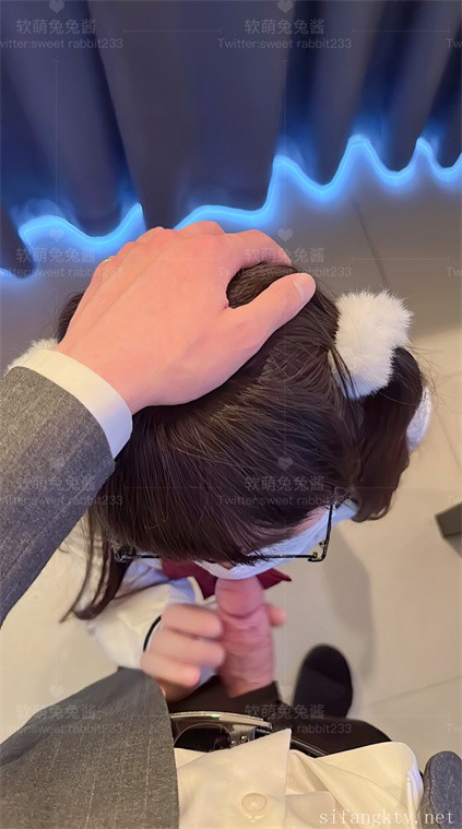 双马尾清纯少女『软萌兔兔酱』最新剧情《陪玩的失身日记》忘穿内裤发现后下药迷操