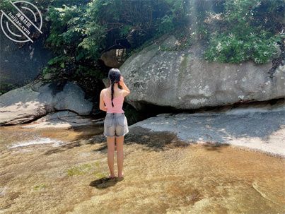 和姐姐朋友户外野炊 拉姐姐到山洞连射两次