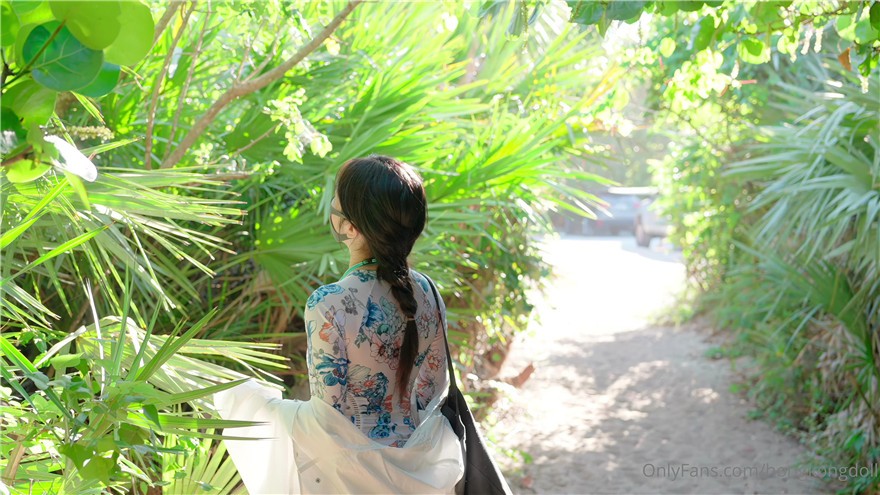 火爆网红玩偶姐姐『HongKongDoll』 冲浪少女的碎碎念 身材与美貌的双重冲击