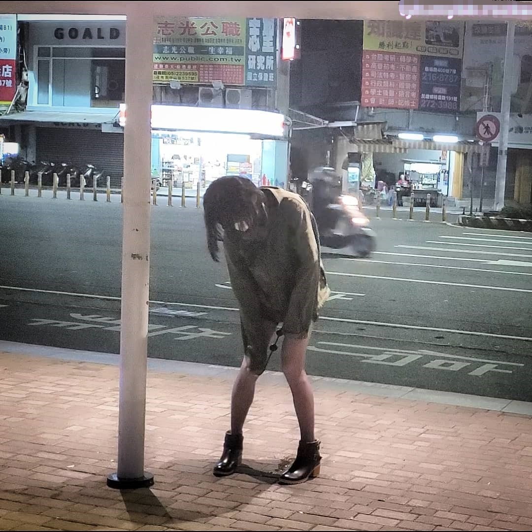 新奇刺激小闷骚型小可爱,当街浣肠潮喷露出,调教肛塞尾巴束缚,跳蛋控制潮吹漏尿 高潮颤挛抽搐