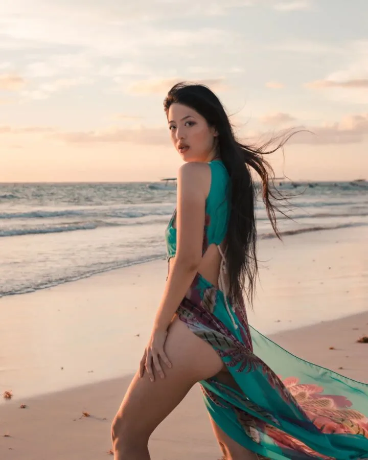 台裔选美小姐乌克兰清凉劳军