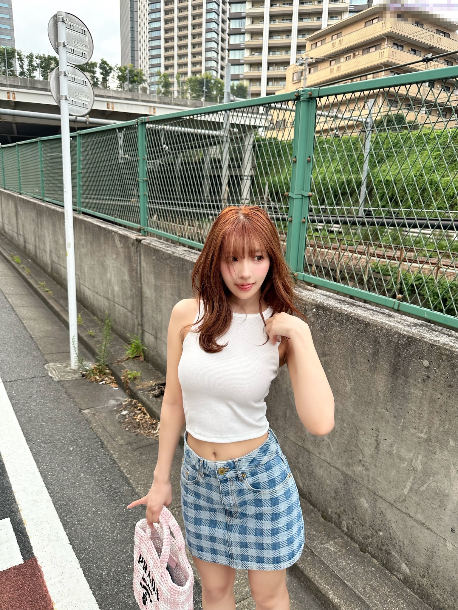 D航空姐刚下飞机 就被老公送到别人床上 黑丝脚都还是酸的