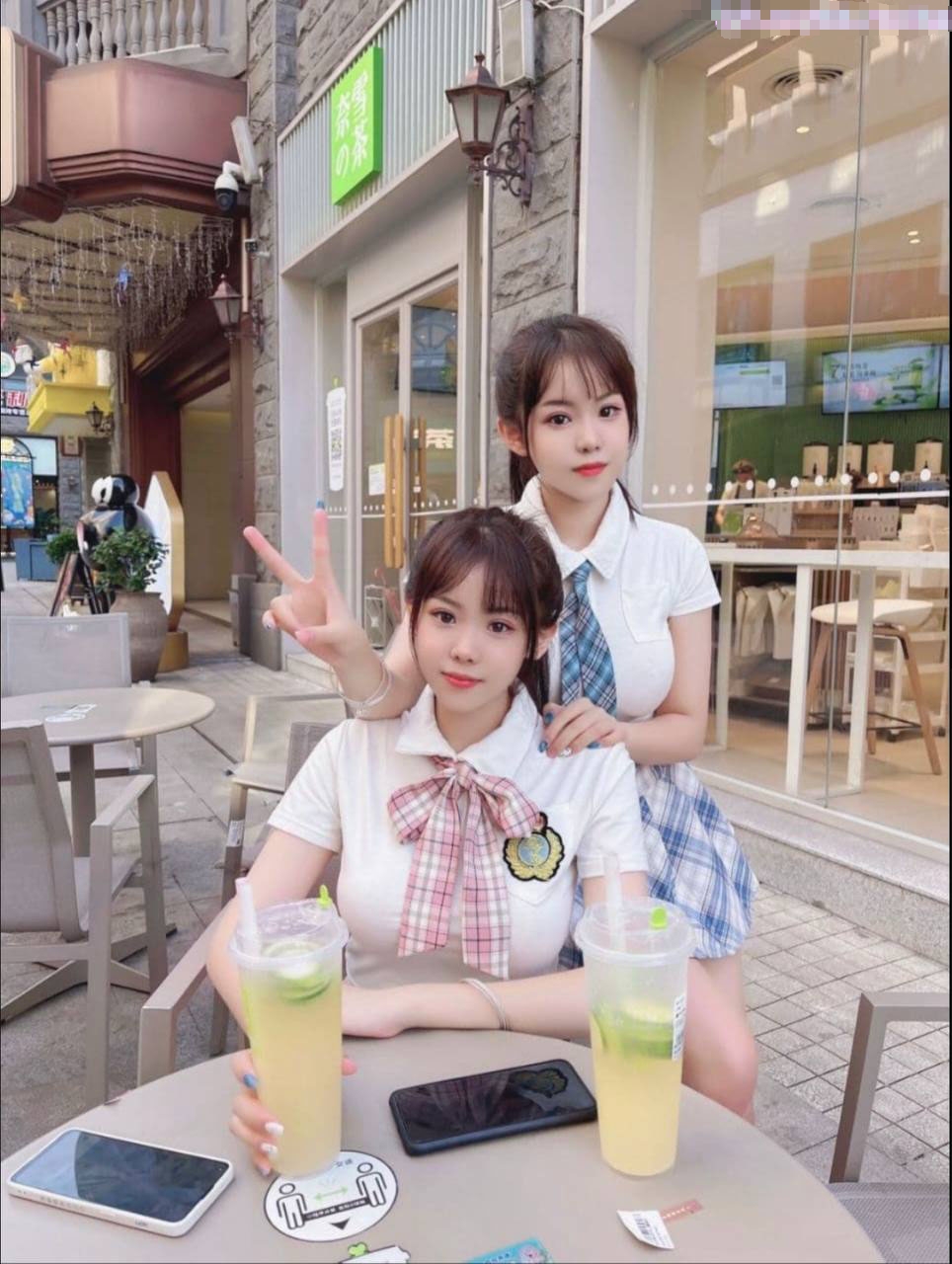 顶级名模的闺蜜圈！ 双人携手接受主人调教 黑白丝双飞！