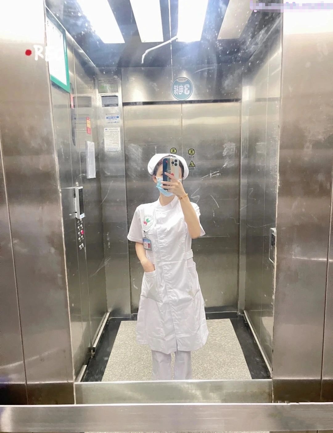 邻居少妇半夜偷偷出来再楼道挨操 老公就在房间还不知道被戴一顶绿绿的帽子