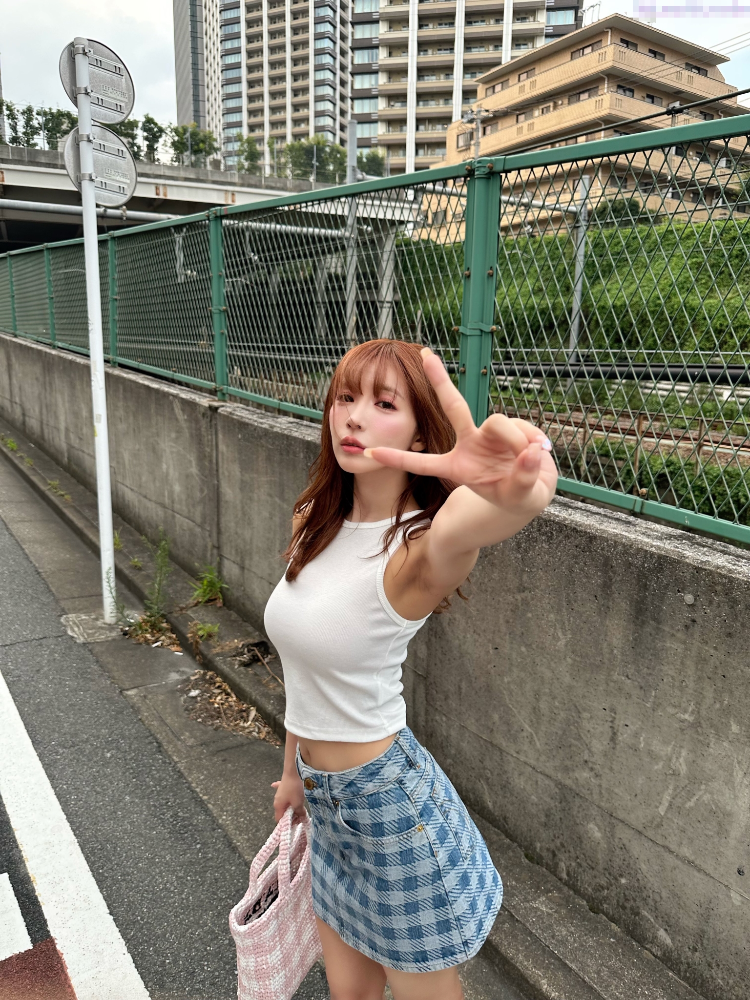 D航空姐刚下飞机 就被老公送到别人床上 黑丝脚都还是酸的