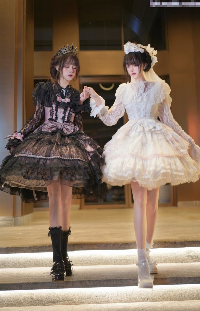 顶级名模的闺蜜圈！ 双人携手接受主人调教 黑白丝双飞！