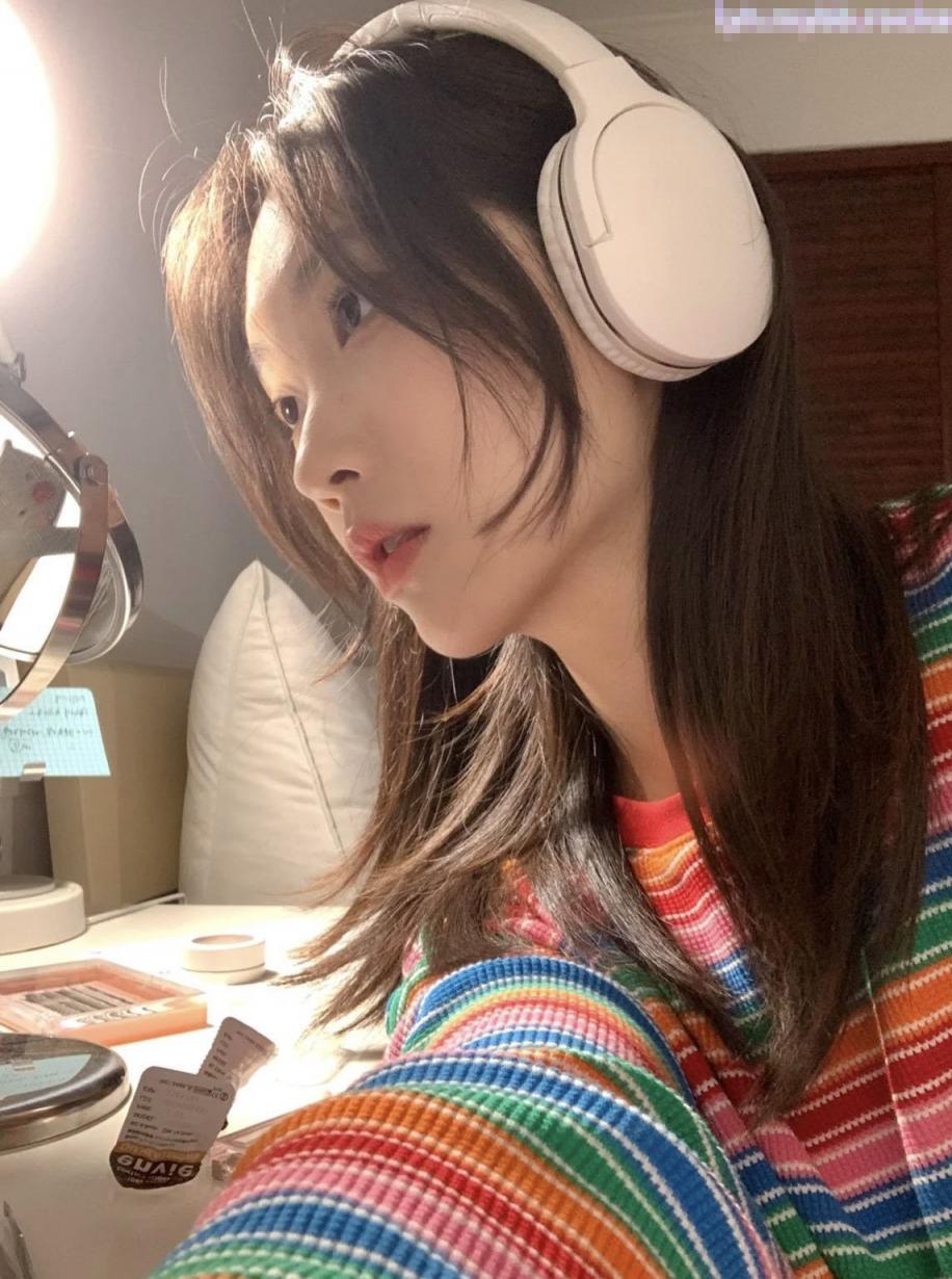 00后嫩到出水的学妹 深圳校服加双马尾