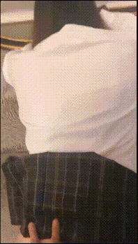 穿着JK服，屁股后面在戴着一个狐狸小尾巴，后入中出可爱双马尾小可爱