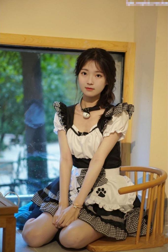 二次元妹妹温柔鞋交足交 脚底开洞 解锁新姿势咯 线下约了个小弟弟 给他足交 我工作认真吗