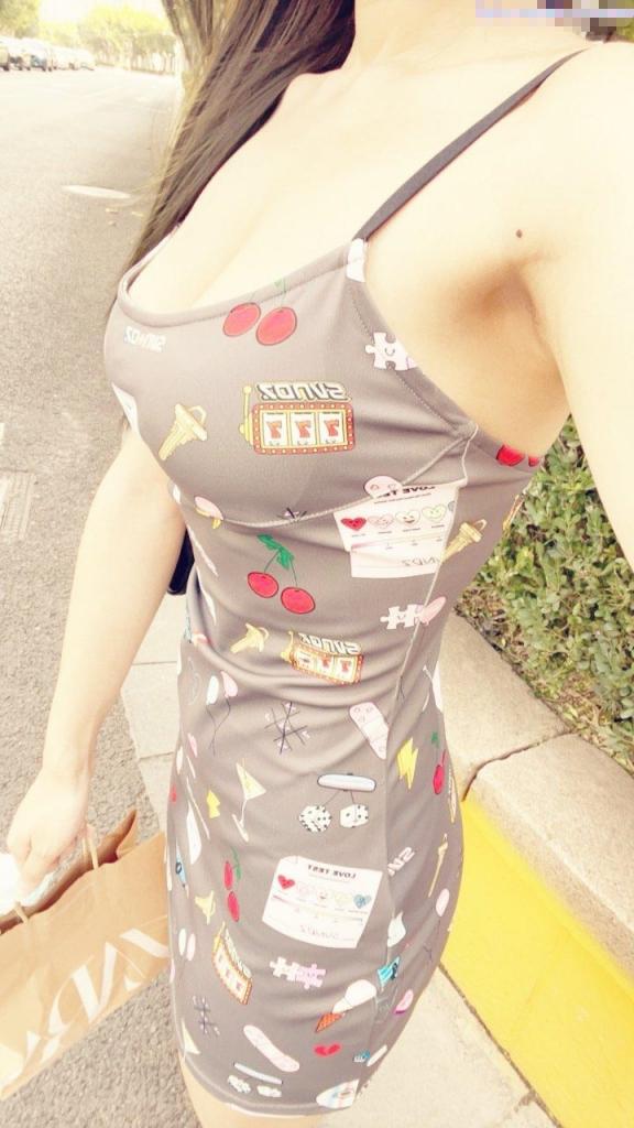 裆部有洞洞的牛仔裤不用脱就可以干啦 漂亮美女 主动要求射脸上