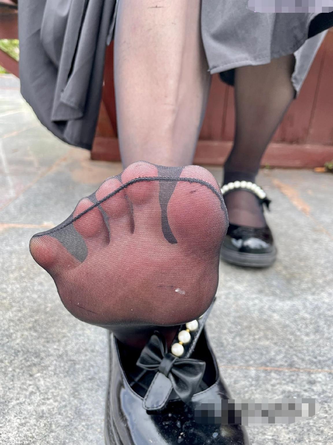 学生妹放暑假出来，翘起老高的屁股，说是这样后入小穴特别舒服！