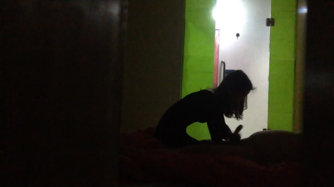 泄密流出毒圈乱象 假大款用吸食麻古控制几位美女少妇做性奴炮友,边吸边做爱