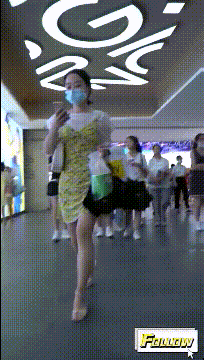 抄底清纯靓丽女神绝对领域 齐B小短裙下的神秘 气质碎花裙小姐姐，内裤还是半透明的