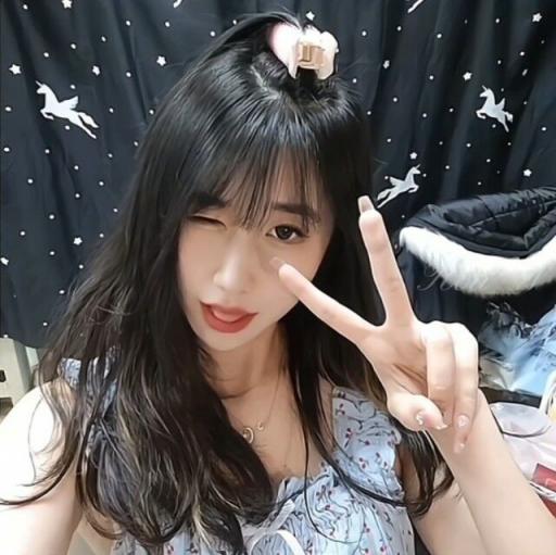 抄底清纯靓丽女神绝对领域 齐B小短裙下的神秘 气质碎花裙小姐姐，内裤还是半透明的