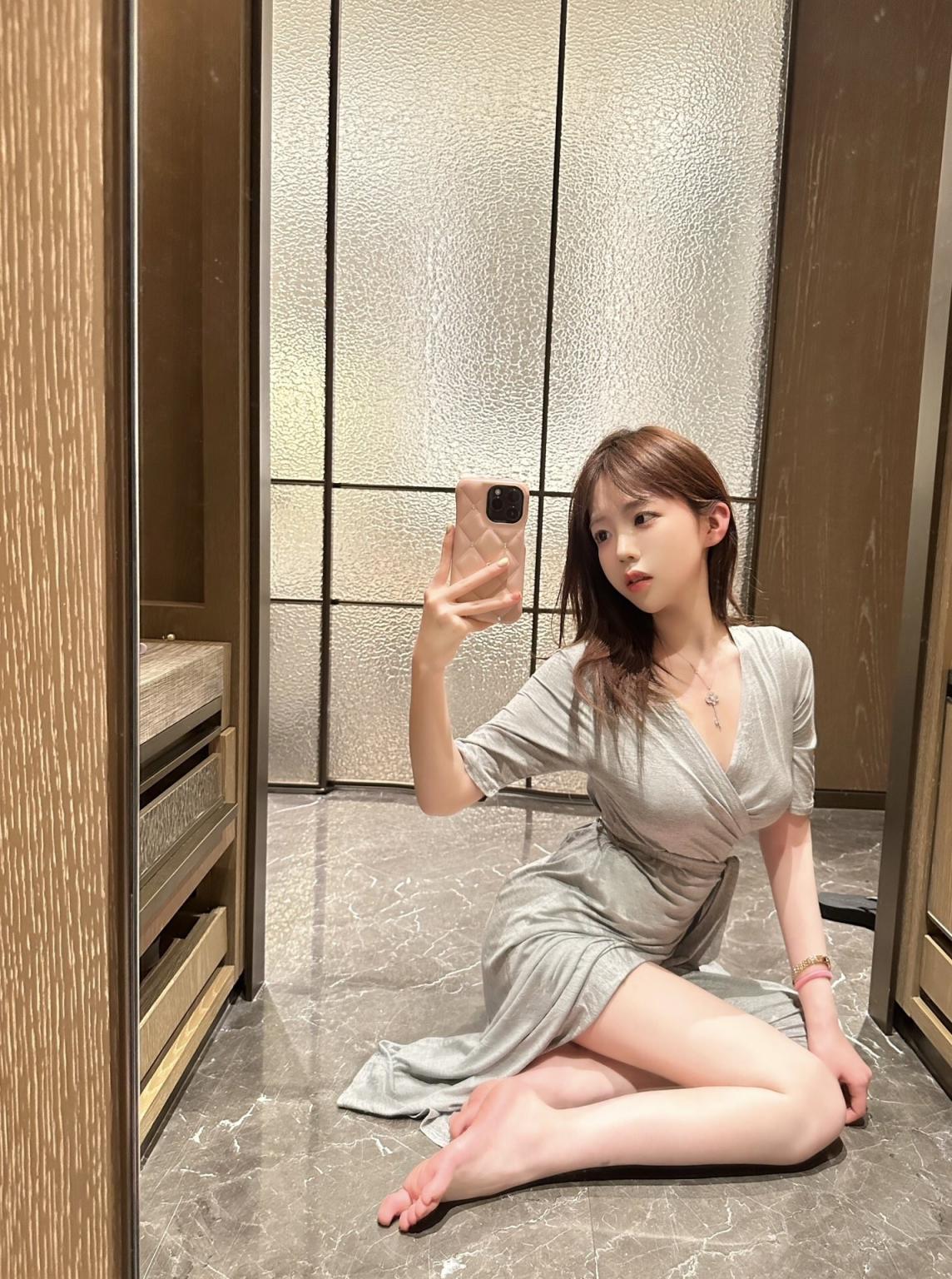 反差小学妹 小屁股带上狐狸尾巴 被爸爸肏的流了好多水水，小穴都被干肿了 白白嫩嫩的萝莉嗲声嗲气