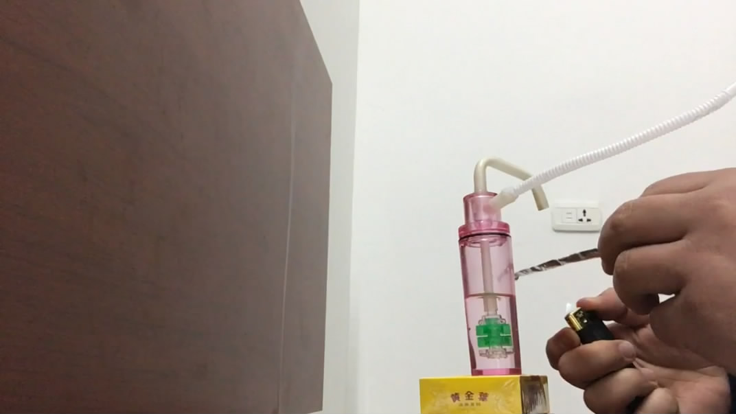 泄密流出毒圈乱象 假大款用吸食麻古控制几位美女少妇做性奴炮友,边吸边做爱