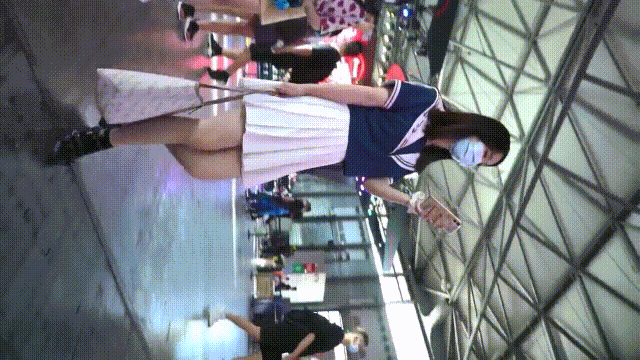 抄底清纯靓丽女神绝对领域 齐B小短裙下的神秘 气质碎花裙小姐姐，内裤还是半透明的