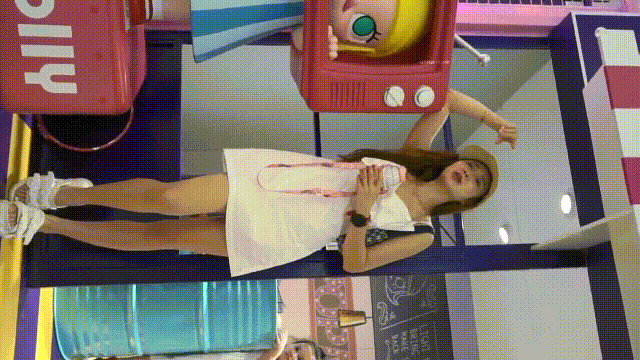 抄底清纯靓丽女神绝对领域 齐B小短裙下的神秘 气质碎花裙小姐姐，内裤还是半透明的